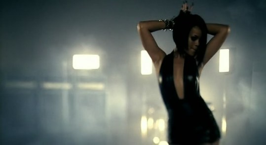 klip-rihanna-feat-jay-z-umbrella-dvdrip-screenshot-1157-rihanna1ru